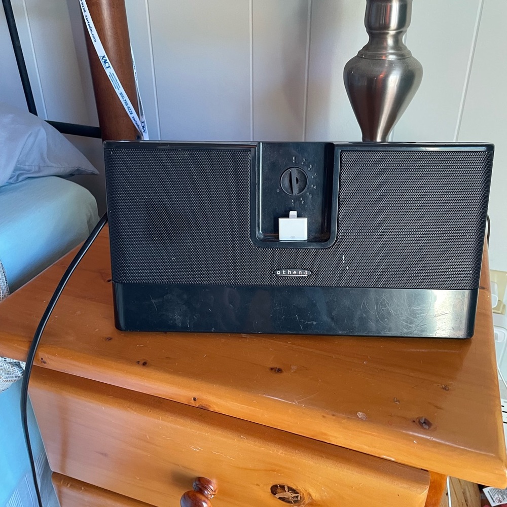 Athena speaker compatible w/ first generation IPhone ***Comes with adapter***